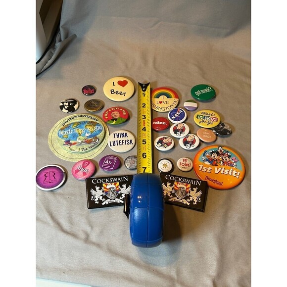 Large Lot of Vintage and Newer Buttons / Pins - Picture 4 of 6